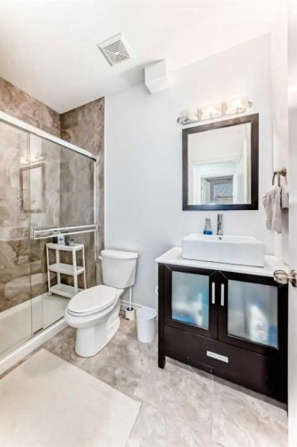 27 Aspen Hills Close Sw, Calgary, AB - Indoor Photo Showing Bathroom