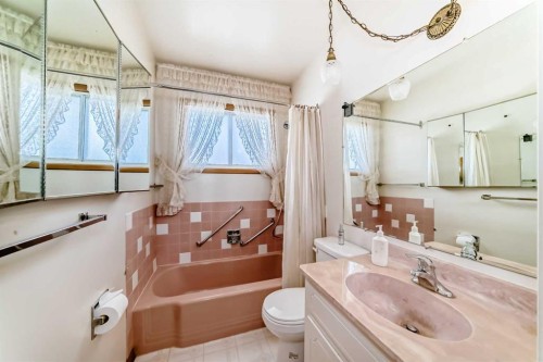 54 Fullerton Road Se, Calgary, AB - Indoor Photo Showing Bathroom