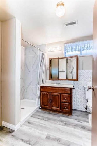 54 Fullerton Road Se, Calgary, AB - Indoor Photo Showing Bathroom