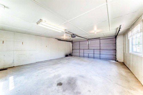 54 Fullerton Road Se, Calgary, AB - Indoor Photo Showing Garage