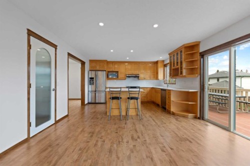 410 Long Beach Landing, Chestermere, AB - Indoor Photo Showing Kitchen