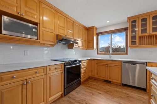 410 Long Beach Landing, Chestermere, AB - Indoor Photo Showing Kitchen