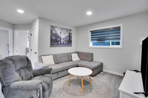 112 Langwell Common Se, Airdrie, AB - Indoor Photo Showing Living Room