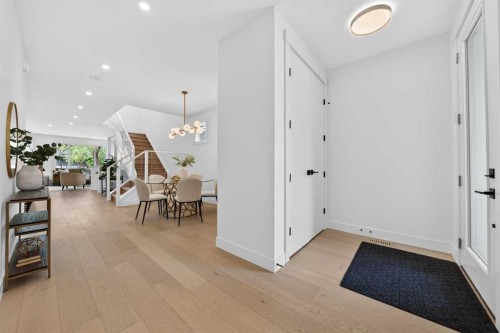 602 25 Avenue Ne, Calgary, AB - Indoor Photo Showing Other Room