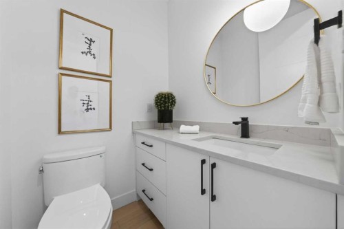 602 25 Avenue Ne, Calgary, AB - Indoor Photo Showing Bathroom