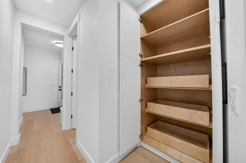 602 25 Avenue Ne, Calgary, AB - Indoor Photo Showing Other Room