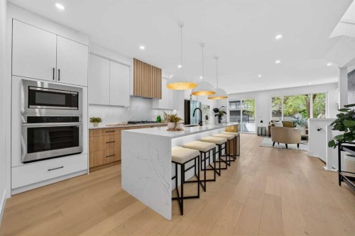 602 25 Avenue Ne, Calgary, AB - Indoor Photo Showing Kitchen With Upgraded Kitchen