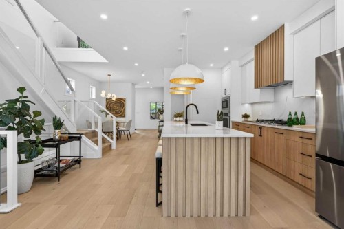 602 25 Avenue Ne, Calgary, AB - Indoor Photo Showing Kitchen With Upgraded Kitchen
