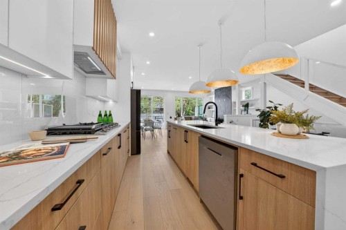 602 25 Avenue Ne, Calgary, AB - Indoor Photo Showing Kitchen With Upgraded Kitchen