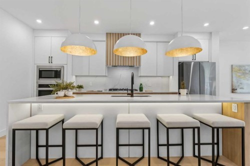 602 25 Avenue Ne, Calgary, AB - Indoor Photo Showing Kitchen With Upgraded Kitchen