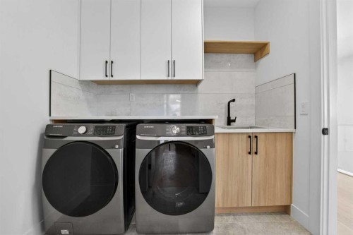 602 25 Avenue Ne, Calgary, AB - Indoor Photo Showing Laundry Room