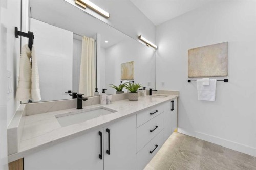602 25 Avenue Ne, Calgary, AB - Indoor Photo Showing Bathroom