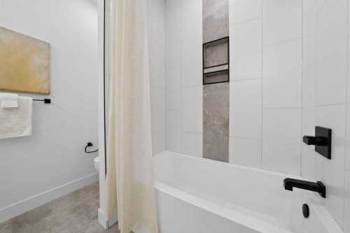 602 25 Avenue Ne, Calgary, AB - Indoor Photo Showing Bathroom