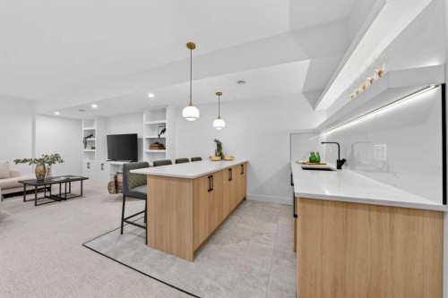 602 25 Avenue Ne, Calgary, AB - Indoor Photo Showing Other Room