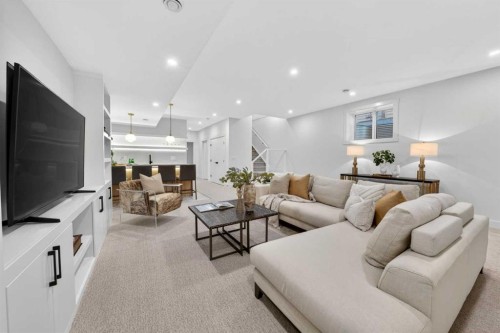 602 25 Avenue Ne, Calgary, AB - Indoor Photo Showing Living Room