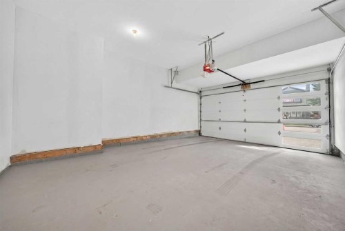 602 25 Avenue Ne, Calgary, AB - Indoor Photo Showing Garage