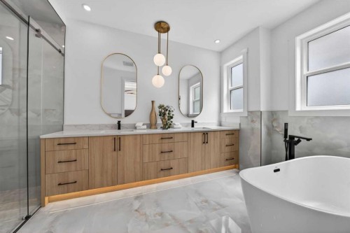 602 25 Avenue Ne, Calgary, AB - Indoor Photo Showing Bathroom