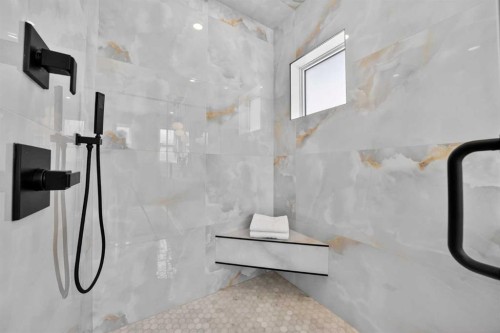 602 25 Avenue Ne, Calgary, AB - Indoor Photo Showing Bathroom