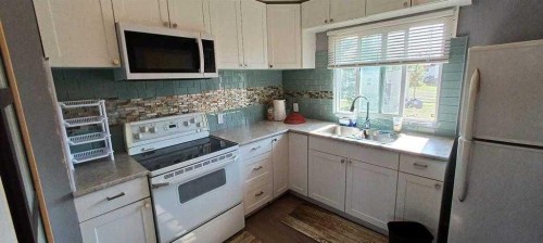 4710 Imperial Avenue, Coronation, AB - Indoor Photo Showing Kitchen