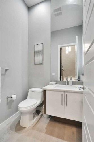 4405 20 Avenue Nw, Calgary, AB - Indoor Photo Showing Bathroom