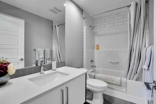 4405 20 Avenue Nw, Calgary, AB - Indoor Photo Showing Bathroom