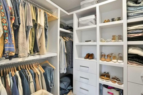 4405 20 Avenue Nw, Calgary, AB - Indoor With Storage
