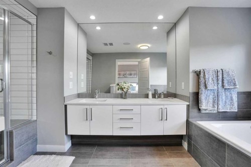 4405 20 Avenue Nw, Calgary, AB - Indoor Photo Showing Bathroom