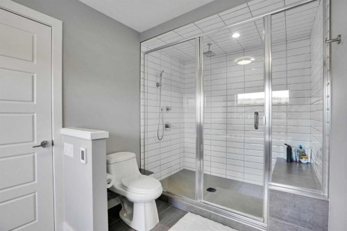 4405 20 Avenue Nw, Calgary, AB - Indoor Photo Showing Bathroom