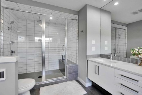 4405 20 Avenue Nw, Calgary, AB - Indoor Photo Showing Bathroom