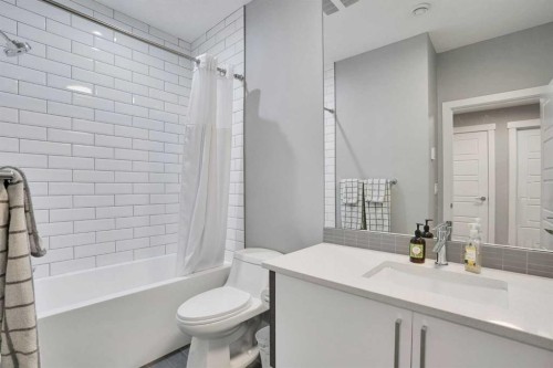 4405 20 Avenue Nw, Calgary, AB - Indoor Photo Showing Bathroom