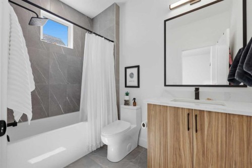3707 30 Avenue Sw, Calgary, AB - Indoor Photo Showing Bathroom