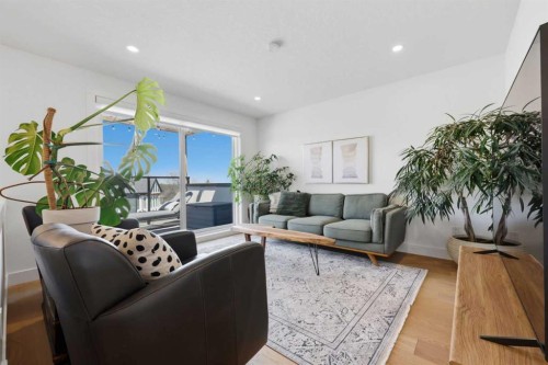 3707 30 Avenue Sw, Calgary, AB - Indoor Photo Showing Living Room