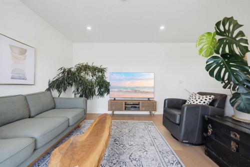 3707 30 Avenue Sw, Calgary, AB - Indoor Photo Showing Living Room