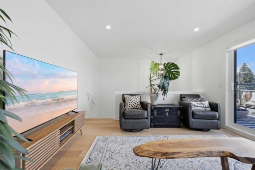 3707 30 Avenue Sw, Calgary, AB - Indoor