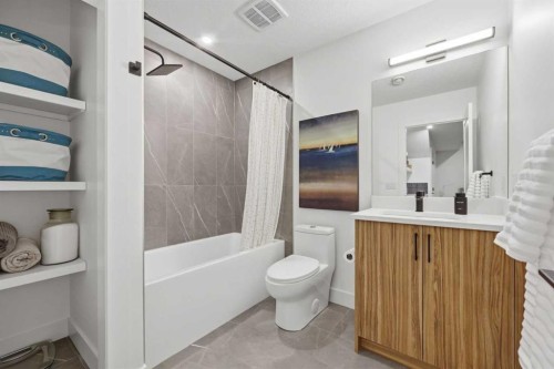 3707 30 Avenue Sw, Calgary, AB - Indoor Photo Showing Bathroom