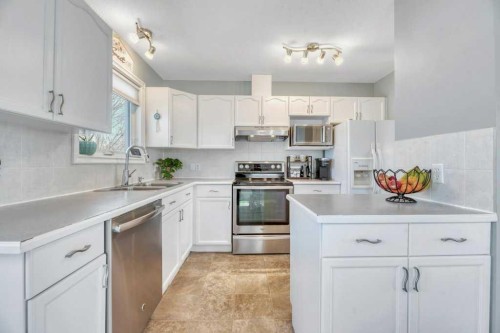 191 Strathaven Crescent, Strathmore, AB - Indoor Photo Showing Kitchen With Double Sink