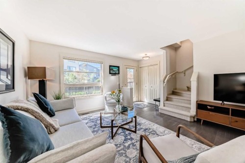 25 Aspen Hills Terrace Sw, Calgary, AB - Indoor Photo Showing Living Room