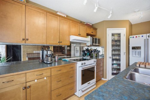 157 Cranberry Square Se, Calgary, AB - Indoor Photo Showing Kitchen With Double Sink