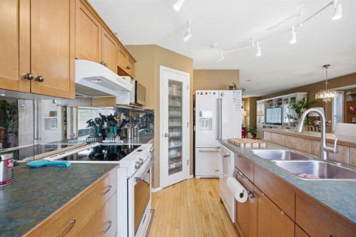 157 Cranberry Square Se, Calgary, AB - Indoor Photo Showing Kitchen With Double Sink With Upgraded Kitchen