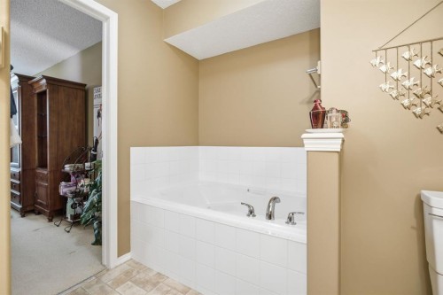 157 Cranberry Square Se, Calgary, AB - Indoor Photo Showing Bathroom