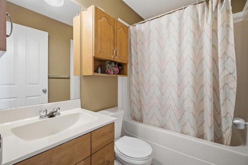 157 Cranberry Square Se, Calgary, AB - Indoor Photo Showing Bathroom