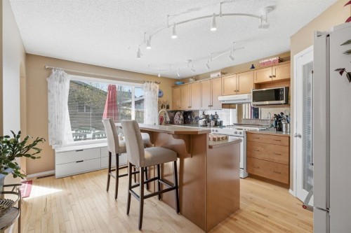 157 Cranberry Square Se, Calgary, AB - Indoor Photo Showing Kitchen