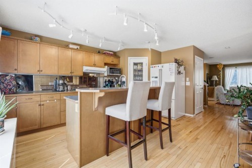 157 Cranberry Square Se, Calgary, AB - Indoor Photo Showing Kitchen