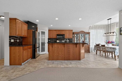 98 Cougarstone Close Sw, Calgary, AB - Indoor Photo Showing Kitchen