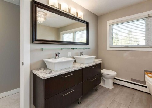 84 Fullerton Road Se, Calgary, AB - Indoor Photo Showing Bathroom