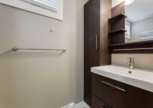84 Fullerton Road Se, Calgary, AB - Indoor Photo Showing Bathroom