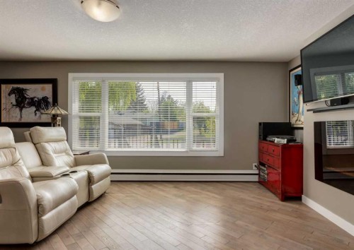 84 Fullerton Road Se, Calgary, AB - Indoor Photo Showing Living Room