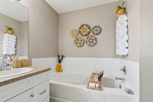416 Stonegate Road Nw, Airdrie, AB - Indoor Photo Showing Bathroom