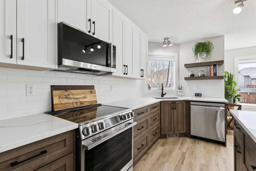 416 Stonegate Road Nw, Airdrie, AB - Indoor Photo Showing Kitchen