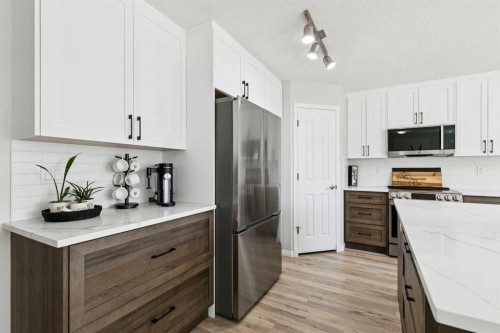 416 Stonegate Road Nw, Airdrie, AB - Indoor Photo Showing Kitchen